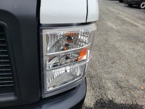 Used 2022 Ford E-350 and Econoline 350 Super Duty image 30