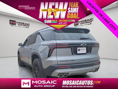 Used 2025 Chevrolet Traverse Z71 image 6