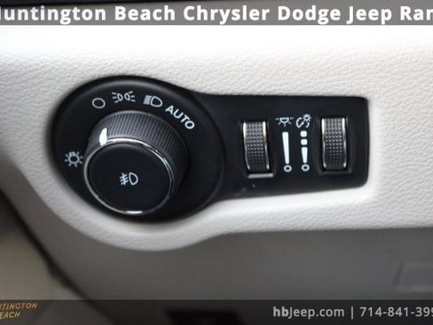 Used 2023 Chrysler Pacifica Touring-L image 19