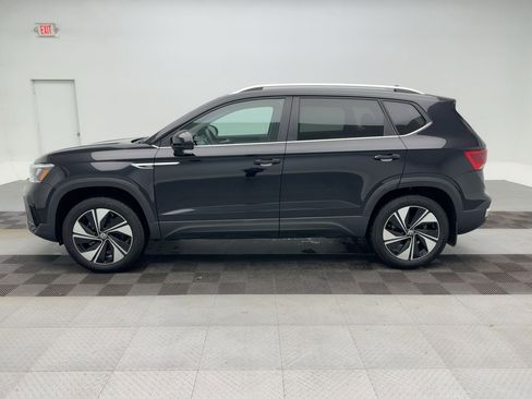 Used 2024 Volkswagen Taos SE image 2