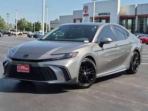 Used 2025 Toyota Camry SE w/ Convenience Package FWD image 2