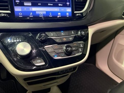 Used 2022 Chrysler Pacifica Touring-L FWD image 22