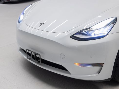 Used 2022 Tesla Model Y Long Range image 30