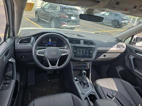 Used 2023 Volkswagen Tiguan SE w/ Panoramic Sunroof Package FWD image 5