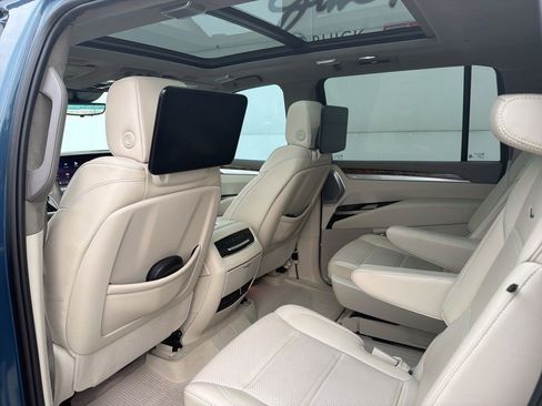 Certified 2025 Cadillac Escalade ESV Sport Platinum image 9