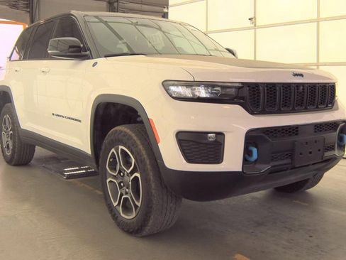 Used 2022 Jeep Grand Cherokee Trailhawk image 2