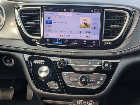 New 2025 Chrysler Pacifica Select image 19