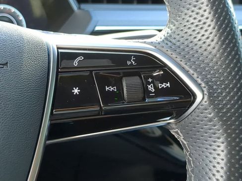 Used 2023 Audi e-tron S Premium Plus image 25