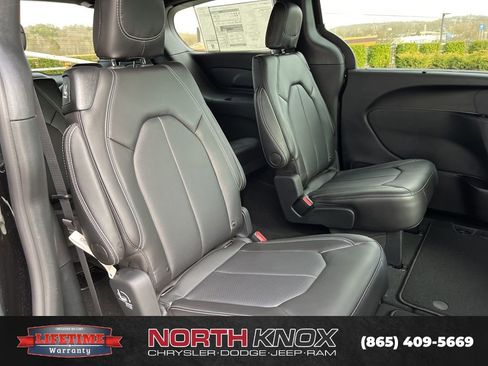 New 2026 Chrysler Pacifica Select image 21