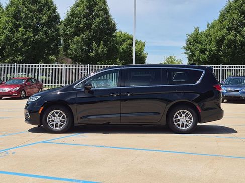 Used 2025 Chrysler Pacifica Select FWD image 9