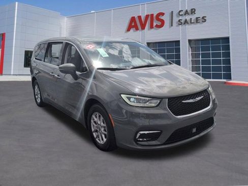 Used 2023 Chrysler Pacifica Touring-L FWD image 3