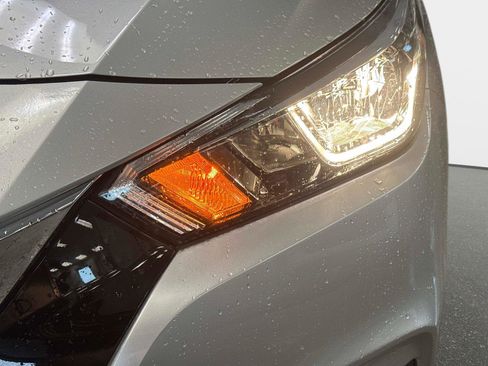 Used 2020 Nissan Versa SV w/ Trunk Package image 10