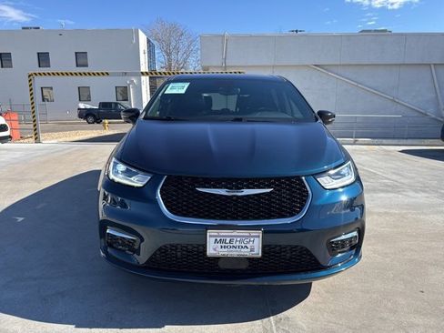 Used 2025 Chrysler Pacifica Select w/ Uconnect Theater Family Group image 4