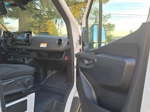 Used 2025 Mercedes-Benz Sprinter 2500 image 10