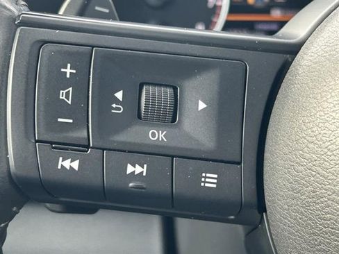 Used 2025 Nissan Pathfinder SV image 10