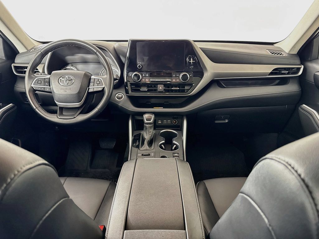 Used 2025 Toyota Highlander XLE AWD/4WD image 3