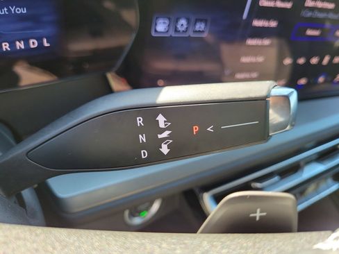 Used 2024 Chevrolet Traverse LT image 31