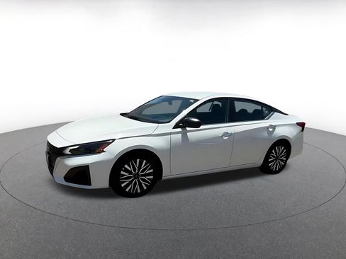 Used 2025 Nissan Altima 2.5 SV FWD image 8