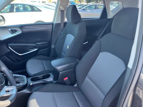 Used 2025 Kia Soul LX w/ LX Technology Package FWD image 27