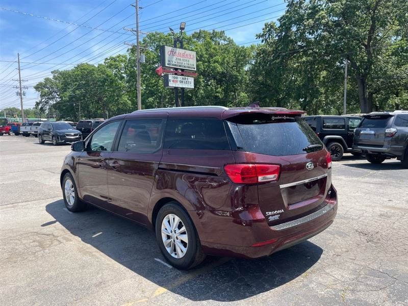 Used 2017 Kia Sedona LX w/ LX Essentials Premium Package FWD image 7
