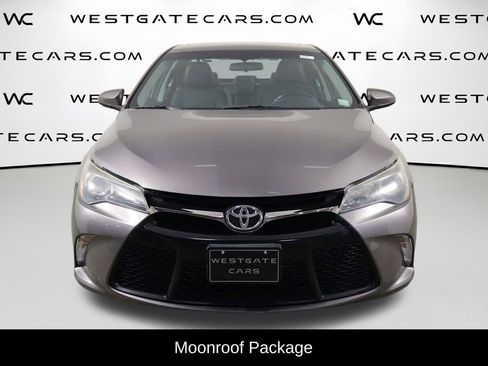 Used 2017 Toyota Camry SE w/ Moonroof Package FWD image 2