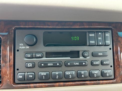 Used 2002 Lincoln Town Car Executive RWD image 14