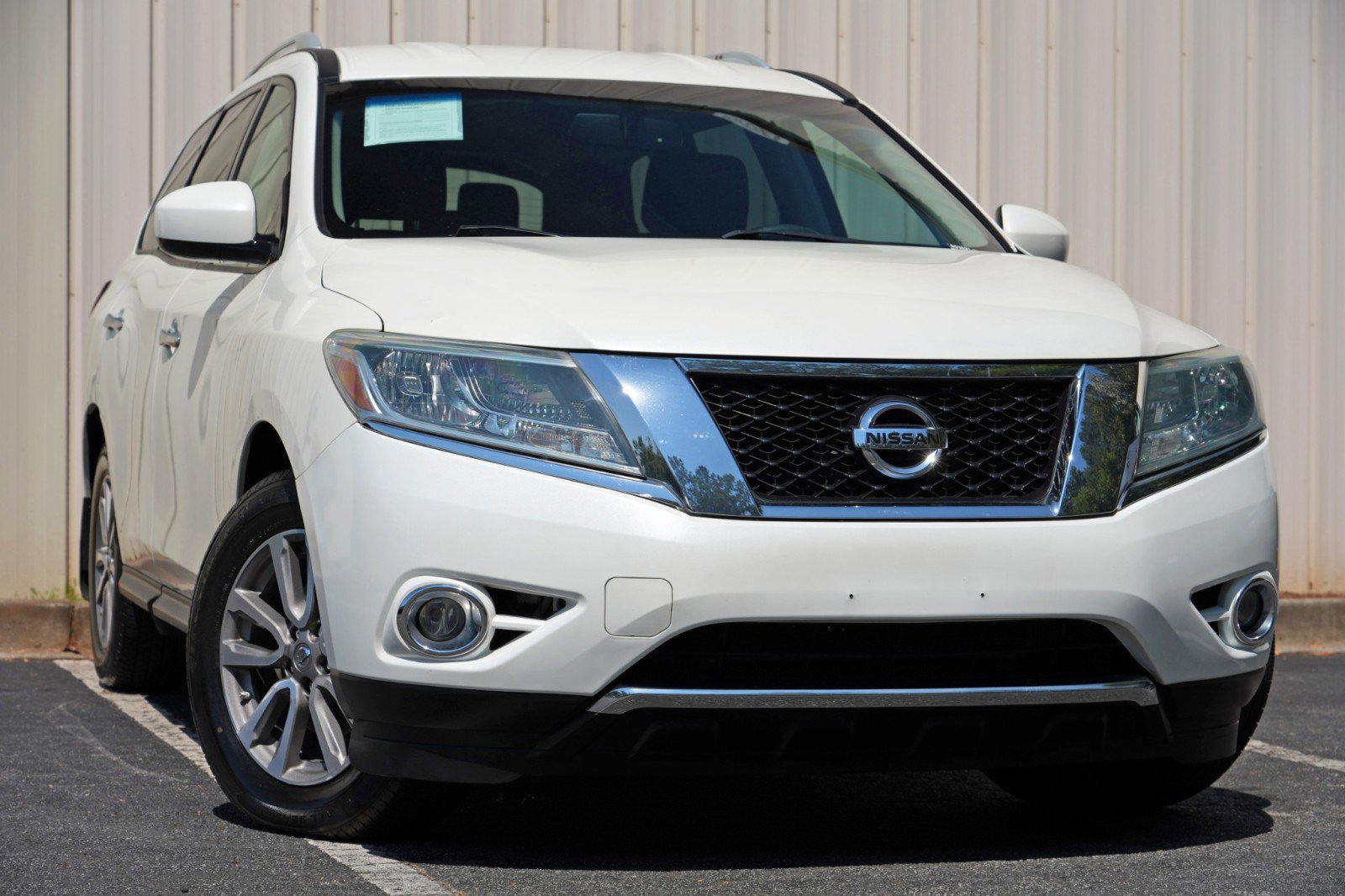 Used 2015 Nissan Pathfinder SV w/ Trailer Tow Package FWD image 2