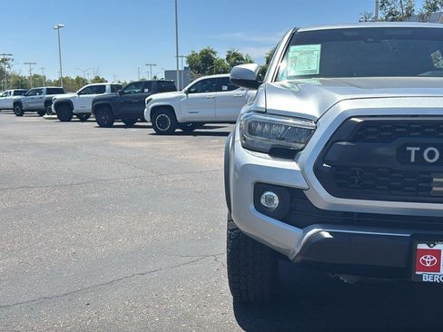 Used 2022 Toyota Tacoma TRD Off-Road AWD/4WD image 3
