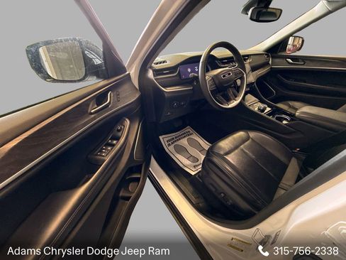 Used 2023 Jeep Grand Cherokee Limited w/ Black Appearance Package AWD/4WD image 12