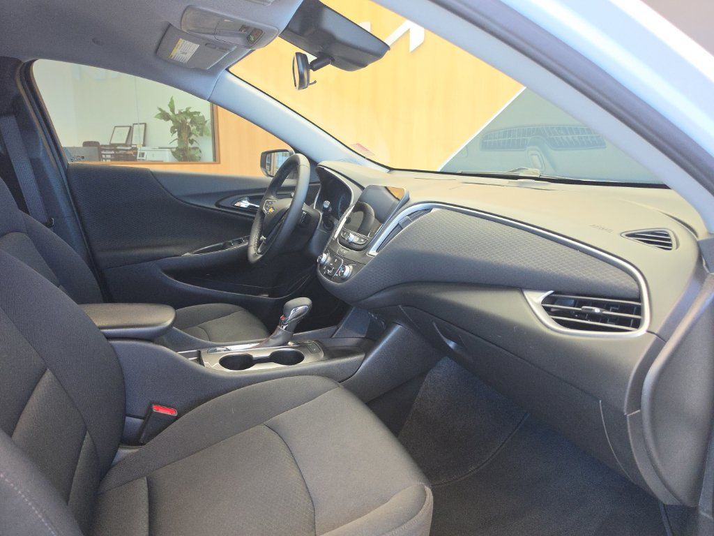 Used 2025 Chevrolet Malibu RS FWD image 44