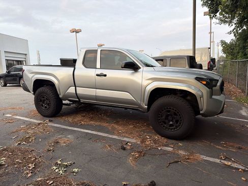 Used 2025 Toyota Tacoma SR w/ Towing Package AWD/4WD image 3