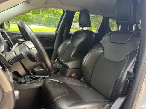 Used 2019 Jeep Cherokee Latitude Plus AWD/4WD image 22