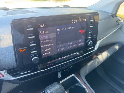 Used 2021 Toyota Sienna XLE image 31