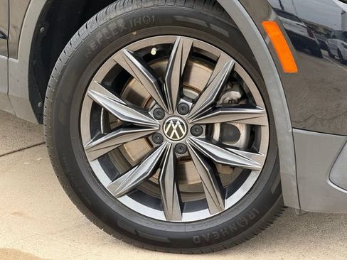 Used 2022 Volkswagen Tiguan SE FWD image 2