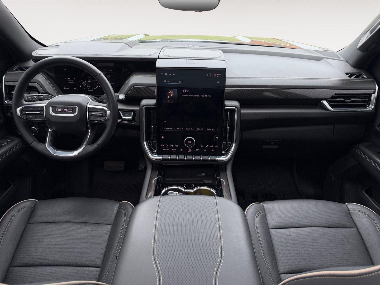 Used 2025 GMC Yukon Elevation w/ Elevation Premium Package AWD/4WD image 10