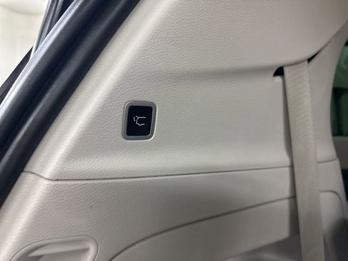 Used 2024 Chrysler Pacifica Touring-L image 27