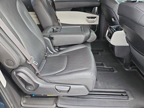 Used 2024 Kia Carnival EX image 21