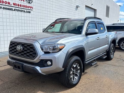Used 2022 Toyota Tacoma TRD Off-Road AWD/4WD image 3