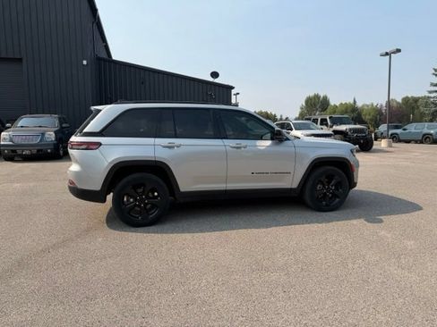 Used 2023 Jeep Grand Cherokee Altitude AWD/4WD image 9