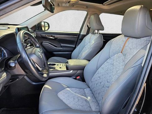 Used 2022 Toyota Highlander Bronze Edition image 19