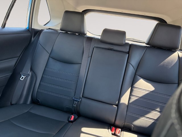 Used 2020 Toyota RAV4 XLE Premium FWD image 10