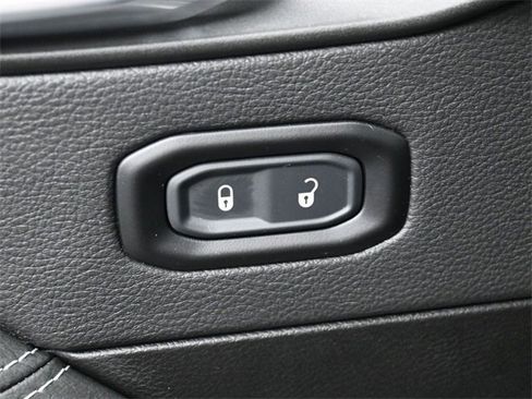 Used 2023 Jeep Wrangler Unlimited Sahara image 11