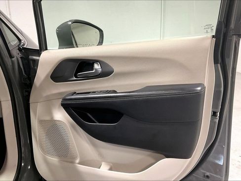 Used 2022 Chrysler Pacifica Touring-L FWD image 22