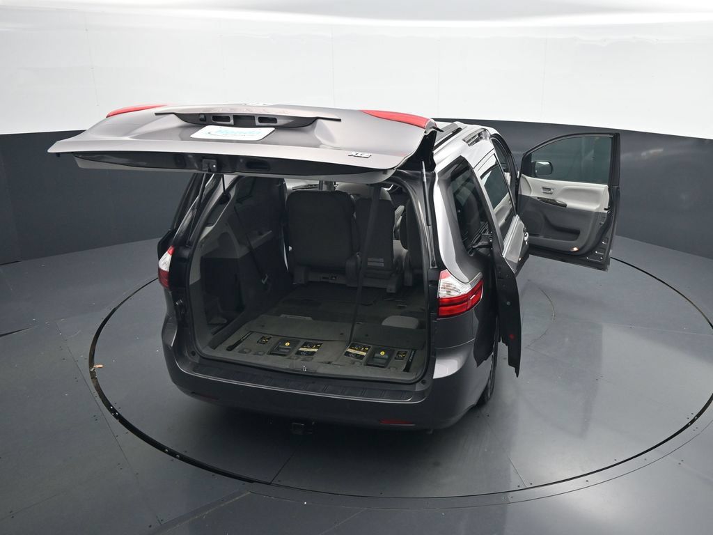 Used 2018 Toyota Sienna XLE w/ XLE Navigation Package FWD image 45