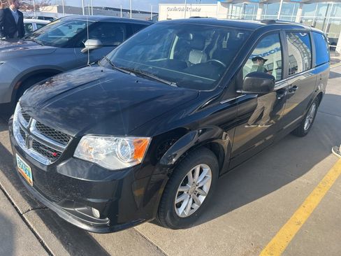 Used 2018 Dodge Grand Caravan SXT image 2