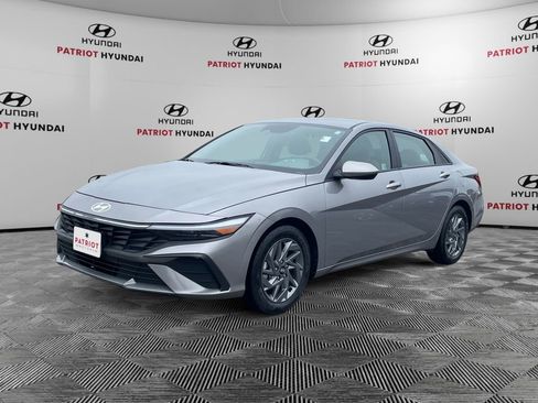 Certified 2024 Hyundai Elantra SEL FWD image 3