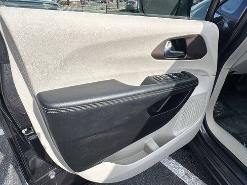 Used 2023 Chrysler Voyager LX image 11