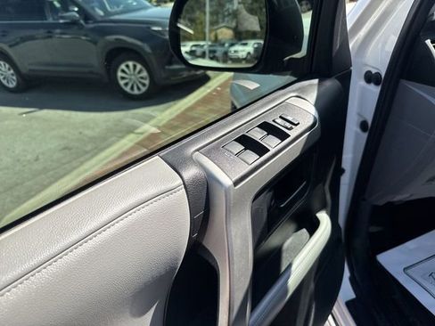 Used 2011 Toyota 4Runner SR5 w/ Convenience Pkg image 13