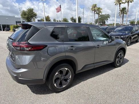 Used 2024 Nissan Rogue SV FWD image 2