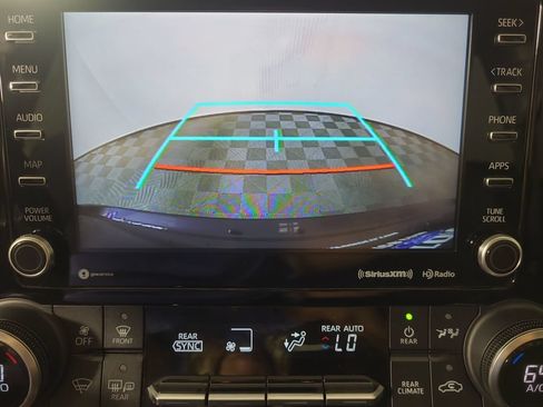 Used 2021 Toyota Highlander LE AWD/4WD image 9